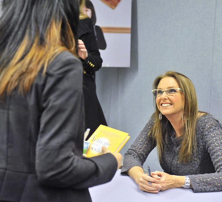 שרי אריסון השיקה את ספרה בעברית
