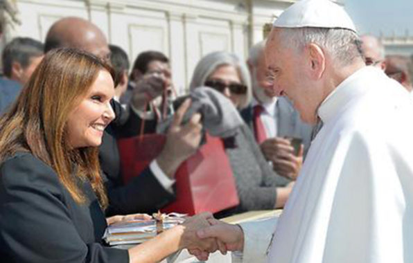 שרי אריסון פגשה את האפיפיור לרגל יום מעשים טובים